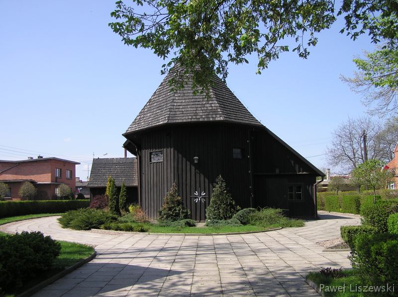 P5035324 Jednonawowy, modrzewiowy, kryty gontem kościół pod wezwaniem św. Bartłomieja w Kucharach. Zbudowany w 1686 roku.