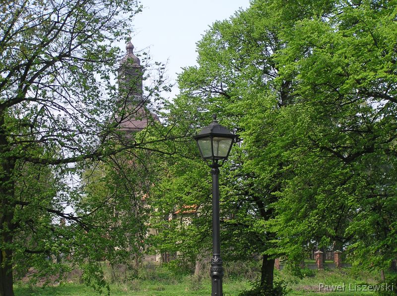 P5075465 Park w Koźminku sąsiaduje z południowego zachodu z kościołem parafialnym pod wezwaniem św. Jana Chrzciciela i św. Jana Ewangelisty.