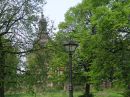 P5075465 Park w Koźminku sąsiaduje z południowego zachodu z kościołem parafialnym pod wezwaniem św. Jana Chrzciciela i św. Jana Ewangelisty.