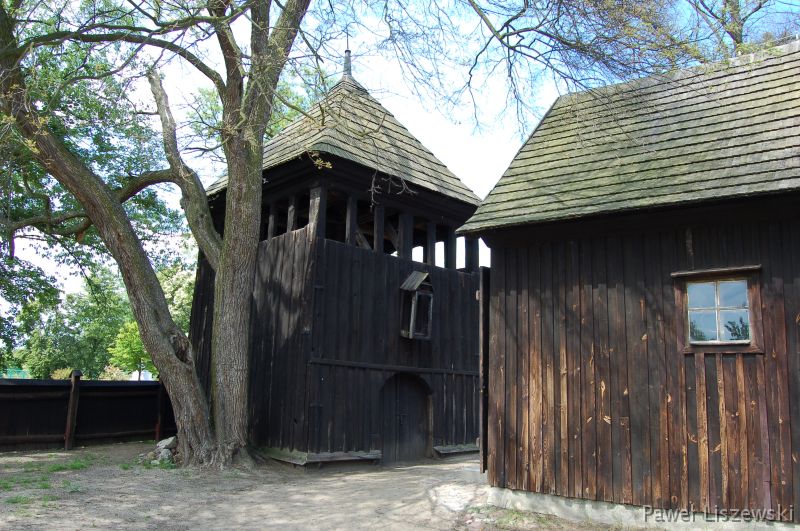 czerwiec-18 Kościół w Kucharkach zbudowany w 1754 roku. Budowla o Świątynia o konstrukcji zrębowej, oszalowana. Drewniana dzwonnica o konstrukcji słupowej, z brama przelotową w przyziemiu powstała w XVIII w. 
